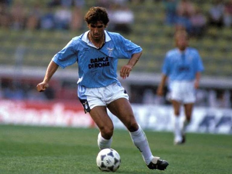 Im Jahre 1990 wechselt Karl-Heinz Riedle zu Lazio Rom. 13 Millionen DM Ablöse überweisen die Italiener an Werder Bremen. Gut angelegtes Geld: "Air Riedle" erzielt in 84 Spielen 30 Treffer für den Hauptstadtklub.