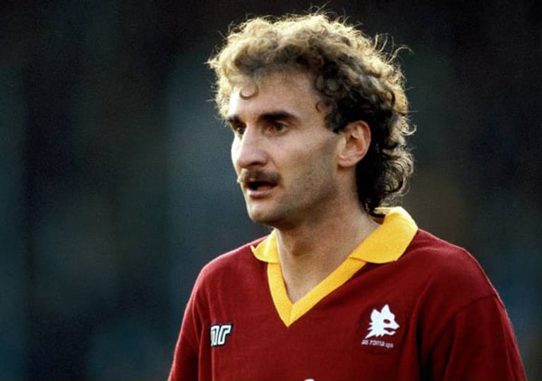 1987 wechselt Rudi Völler vom beschaulichen Bremen in die Ewige Stadt. Auch beim AS Rom stellt er seine Torgefahr unter Beweis. In 142 Spielen trifft "Tante Käthe" stolze 44 Mal.
