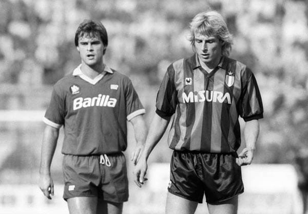 Auch Thomas Berthold (li.) und Jürgen Klinsmann brillieren in Italien. Berthold spielt von 1989 bis 91 für den AS Rom, Klinsmann steht von 1989 bis 92 bei Inter Mailand unter Vertrag. Fünf Jahre später kehrt der Stürmer erneut in die Serie A zurück und geht für ein halbes Jahr für Sampdoria Genua auf Torejagd.