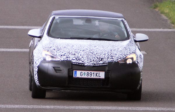 Unser Erlkönig-Fotograf hat das neue Opel Astra Cabrio auf Testfahrten erwischt