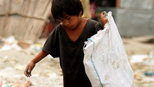 Ein philippinischer Junge sucht in einem Slum in Manila nach verwertbaren Dingen.