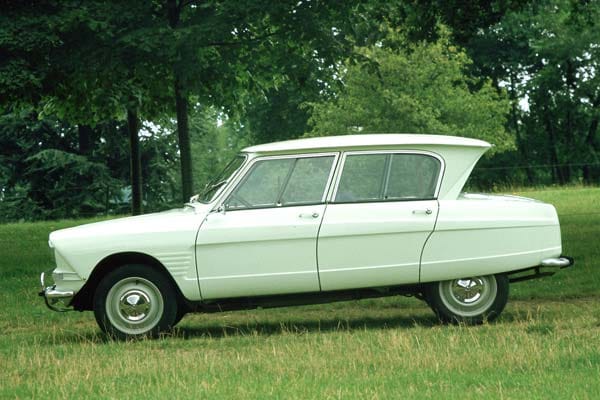 Schräger Autofreund: Markenzeichen des ab 1961 gebauten Citroën Ami6 ist das Glashaus mit dem weit nach hinten ausgestellten Dach.