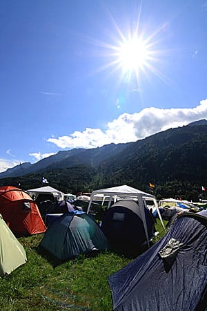 Vor der spektakulären Kulisse der Schweizer Alpen trafen sich beim Greenfield Festival die Freunde gepflegter Gitarren-Musik Vor der spektakulären Kulisse der Schweizer Alpen trafen sich beim Greenfield Festival die Freunde gepflegter Gitarren-Musik
