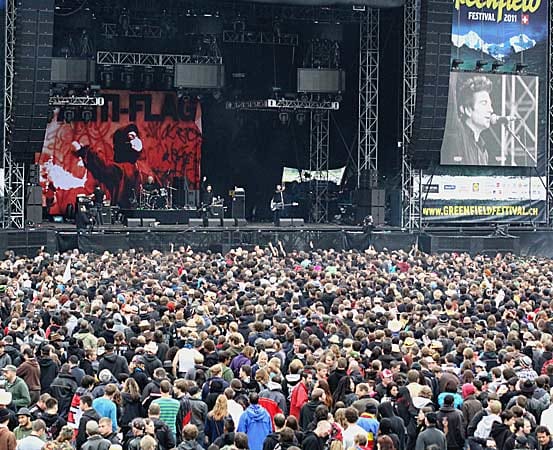 Die US-Punkrocker von Anti-Flag heizten dem Publikum gleich am ersten Tag mächtig ein Die US-Punkrocker von Anti-Flag heizten dem Publikum gleich am ersten Tag mächtig ein