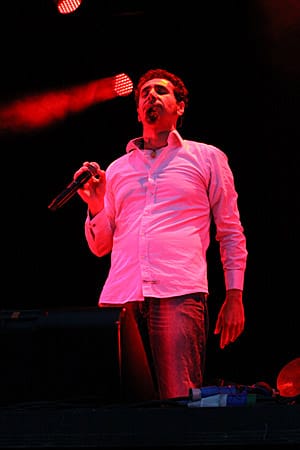 Serj Tankian, Sänger der Band System of a Down, war ganz in seiner Musik versunken Serj Tankian, Sänger der Band System of a Down, war ganz in seiner Musik versunken