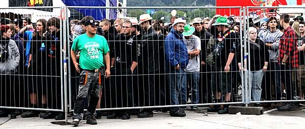 Jetzt geht's los, jetzt geht's los: Die Fans lauerten auf die Eröffnung des Festivals Jetzt geht's los, jetzt geht's los: Die Fans lauerten auf die Eröffnung des Festivals