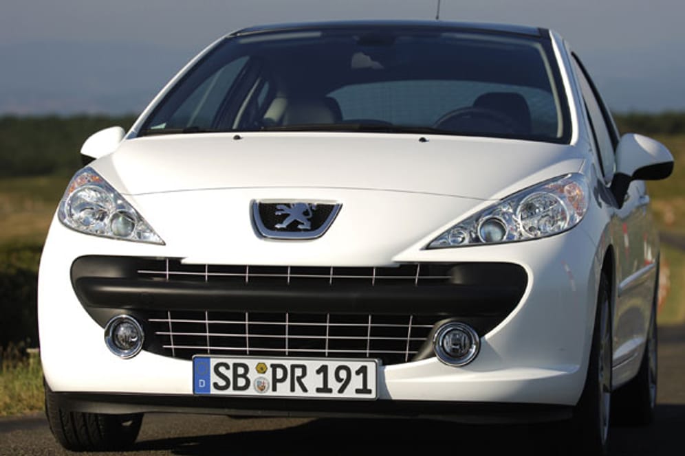 Der Peugeot 207 1,6l 155 THP ist das Spitzenmodell der 207er Baureihe. Der sportliche Franzose kostet 18.300 Euro. Dafür bietet der Wagen 156 PS und ein Spitzentempo von 216 km/h. Für den Sprint von 0 auf 100 benötigt der Peugeot acht Sekunden.