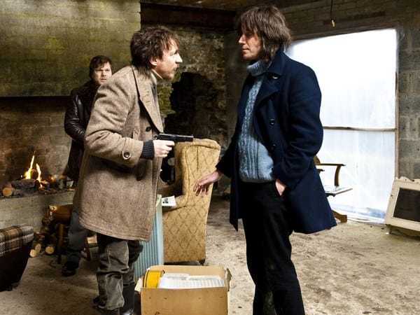 Zusammen mit Jim McCann (David Thewlis) und der IRA plant Howard eine funktionierende Infrastruktur zu installieren, die von Afghanistan über Irland bis nach Großbritannien reicht. Zusammen mit Jim McCann (David Thewlis) und der IRA plant Howard eine funktionierende Infrastruktur zu installieren, die von Afghanistan über Irland bis nach Großbritannien reicht.