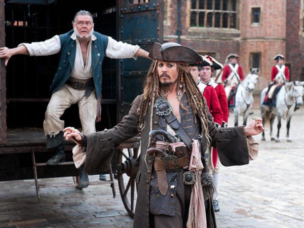 Captain Jack Sparrow (Johnny Depp) ist nach London gekommen, um der Einladung des englischen Königs George II zu folgen. Eine andere Wahl hatte er eh nicht. Captain Jack Sparrow (Johnny Depp) ist nach London gekommen, um der Einladung des englischen Königs George II zu folgen. Eine andere Wahl hatte er eh nicht.