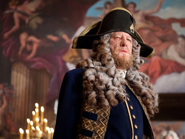 Hier begegnet er auch seinem ewigen Rivalen Hector Barbossa (Geoffrey Rush), der nun eine Uniform trägt und scheinbar die Seiten gewechselt hat. Hier begegnet er auch seinem ewigen Rivalen Hector Barbossa (Geoffrey Rush), der nun eine Uniform trägt und scheinbar die Seiten gewechselt hat.