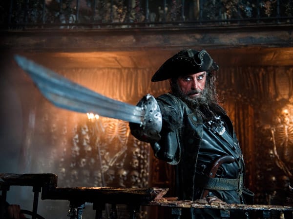 Auch Blackbeard (Ian McShane), der Gefürchtetste aller Piraten, hat nun schon länger ein Auge auf diesen unbeschreiblichen Schatz geworfen und will ihn um jeden Preis haben. Auch Blackbeard (Ian McShane), der Gefürchtetste aller Piraten, hat nun schon länger ein Auge auf diesen unbeschreiblichen Schatz geworfen und will ihn um jeden Preis haben.