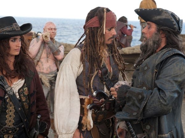 Neben Blackbeard darf sich Jack auch mit der attraktiven Angelica (Penélope Cruz) herumschlagen. Dabei weiß Sparrow selbst nicht, wen er mehr fürchten soll. Neben Blackbeard darf sich Jack auch mit der attraktiven Angelica (Penélope Cruz) herumschlagen. Dabei weiß Sparrow selbst nicht, wen er mehr fürchten soll.