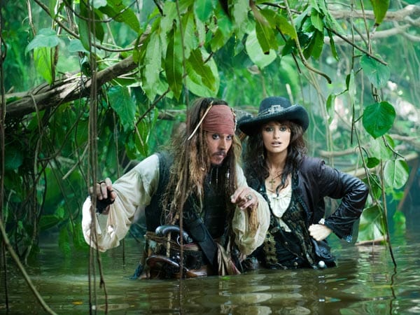 Und auch Jack darf seinen Beitrag zur Schatzsuche leisten, selbstverständlich auf Sparrow-Art ... Und auch Jack darf seinen Beitrag zur Schatzsuche leisten, selbstverständlich auf Sparrow-Art ...