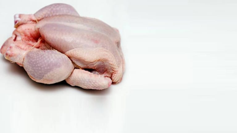Im Hähnchenfleisch können gefährliche Keime lauern.