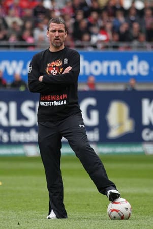 Platz 9: Lautern-Trainer Marco Kurz. Der 42-Jährige kann als größten Trainer-Erfolg auf den Aufstieg mit dem 1. FC Kaiserslautern in die 1. Bundesliga im Jahr 2010 zurückgreifen. Die "Feuerquote" des gebürtigen Schwaben liegt bei 9.0.