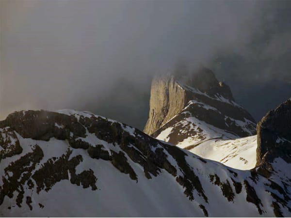 Klarer Himmel und Sonnenschein sind ein Motiv. Aber auch die Wetterumschwünge im Gebirge können sehr eindrucksvolle Bilder liefern.