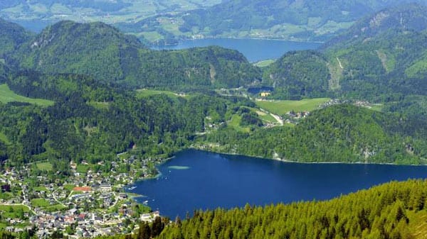 Vom Gipfel talwärts fotografieren liefert beeindruckende Landschaftsbilder. Gegen die Trübung in der Ferne, die durch Dunst, diesige Luft oder Sonneneinstrahlung entsteht, hilft ein UV-Filter auf dem Objektiv.