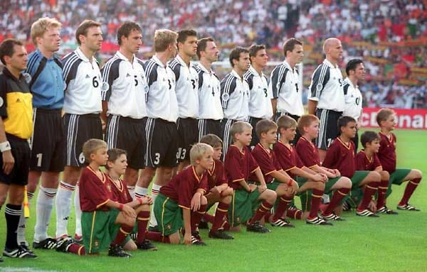 Sein erstes großes Turnier steht unter keinem guten Stern. Beim deutschen EM-Debakel 2000 in Belgien und den Niederlanden wird Ballack (Sechster von links) beim abschließenden 0:3 gegen Portugal ausgewechselt.