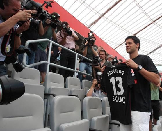 2010 wechselt Ballack nach acht Jahren ablösefrei zurück zu Bayer 04 Leverkusen. Im September 2010 verletzt er sich am Schienbeinköpfchen, wodurch er für den Rest der Hinrunde ausfällt und erst im Januar 2011 wieder fit ist. Dadurch sanken auch seine Chancen ins DFB-Team zurückzukehren.