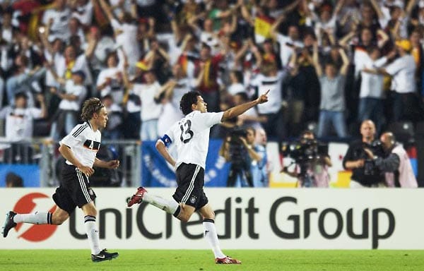 Bei der EM 2008 ist auf Ballack wieder Mal Verlass. Mit einem fulminanten Freistoß zum 1:0-Erfolg gegen Österreich ebnet er dem DFB-Team wieder einmal den Weg Richtung FInale. Dort verliert man jedoch gegen Spanien. Wieder kein internationaler Titel.