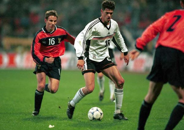 Sein erstes Länderspiel bestreitet Ballack im Alter von 22 Jahren. Beim 0:1 gegen Schottland wird er in Bremen für Dietmar Hamann eingewechselt.