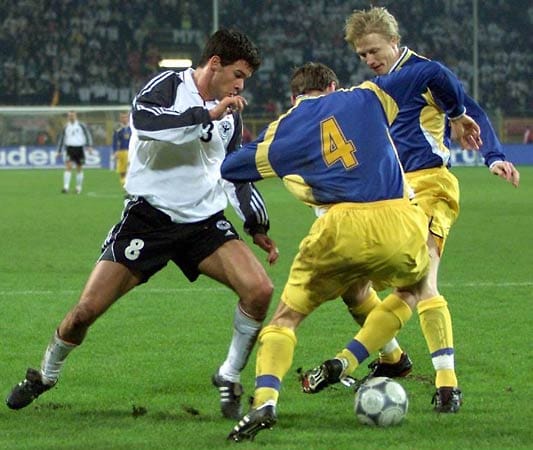 Doch zuvor schießt er Deutschland noch zur WM 2002 in Japan und Südkorea. In den Relegationsspielen gegen die Ukraine (1:1, 4:1) erzielt er insgesamt drei Treffer.
