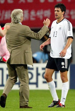 Teamchef Rudi Völler weiß, wem er den Erfolg bei der WM 2002 zu verdanken hat. Seitdem verbindet beide eine Freundschaft.