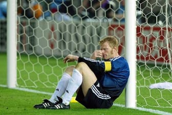 Oliver Kahn: Der Welttorhüter von 1999, 2001 und 2002 stand nur bei der WM 2002 in Japan und Südkorea im Tor. Den Titel so dicht vor Augen patzte Kahn und das DFB-Team verlor das Finale mit 0:2 gegen Brasilien. Bei der WM 1994 in den USA und 1998 in Frankreich verfolgte der "Titan" die Spiele nur von der Bank. Die WM 2006 im eigenen Land sollte sein Karriere-Highlight werden, doch Teamchef Jürgen Klinsmann entschied sich für Jens Lehmann.