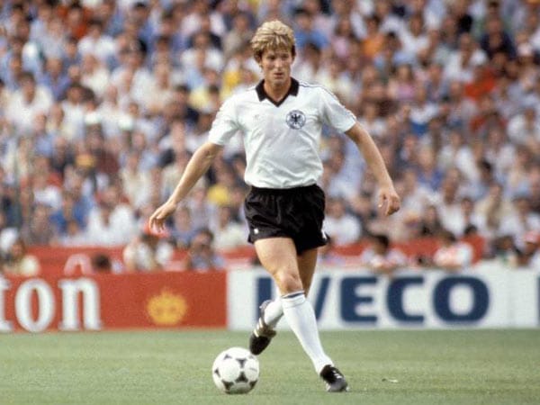 Karlheinz Förster: Zwischen 1978 und 1986 lief der Vorstopper 81 mal für das DFB-Team auf. Seine harte, aber meist faire Spielweise brachte ihm den Spitznamen "Treter mit Engelsgesicht" ein. Zweimal stand Förster in einem WM-Finale (1982 und 1986), doch beide Male ging er als Verlierer vom Platz. Immerhin wurde er 1980 Europameister.