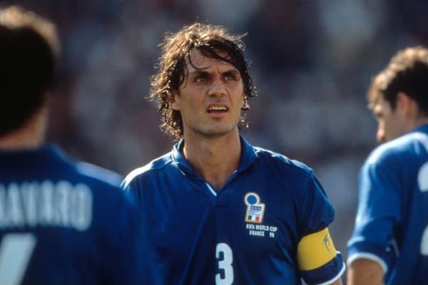 Paolo Maldini: Stolze 31 Jahre trug der Italiener das Trikot des AC Mailand, nie spielte er für einen anderen Klub. Mehrmals gewann er dort die italienische Meisterschaft, den Europapokal der Landesmeister und die Champions League. Die Karriere in der Nationalmannschaft verlief weniger erfolgreich. Trotz sieben Teilnahmen an großen Turnieren blieb er ohne Titel. Maldini nahm an den Weltmeisterschaften 1990, 1994, 1998 und 2002 teil. Im Alter von 41 Jahren beendete er 2009 seine Karriere.