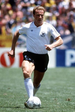 Karl-Heinz Rummenigge: Für den FC Bayern schoss der Mann mit den "sexy knees" 162 Tore in 310 Spielen, was ihn zu einem der gefürchtetsten Stürmer der Siebziger und Achtziger machte. Von 1976 bis 1986 spielte "Kalle" in der DFB-Auswahl und führte die Mannschaft zwei Mal als Kapitän in ein WM-Finale (1982 und 1986). Den Titel konnte er jedoch nicht holen. Immerhin gewann er 1980 die Europameisterschaft. Seit 2002 ist Rummenigge Vorstandsvorsitzender der FC Bayern München AG.