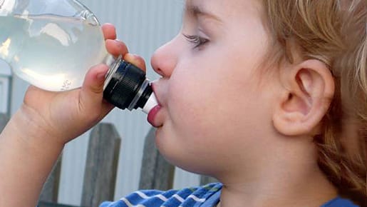 Diabetes bei Kindern: Übermäßiger Durst kann ein Anzeichen für Diabetes sein.