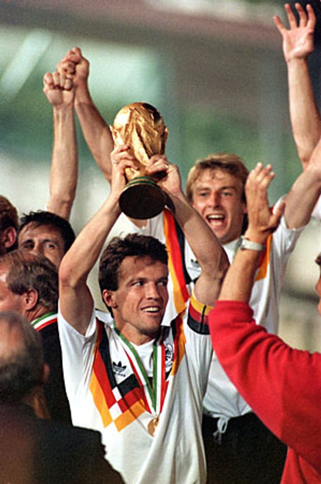 Exakt die Hälfte seiner 150 Länderspiele hat Lothar Matthäus als DFB-Kapitän bestritten, von 1987 bis 1994 trug er die Binde. Wegen eines Achillessehnenrisses gab er 1994 das Amt erstmals ab, ausgerechnet an seinen Intimfeind Jürgen Klinsmann. Bundestrainer Berti Vogts nominierte den Rekordnationalspieler 1996 nicht für die EM, das Kapitänsamt war für "Loddar" damit endgültig futsch.