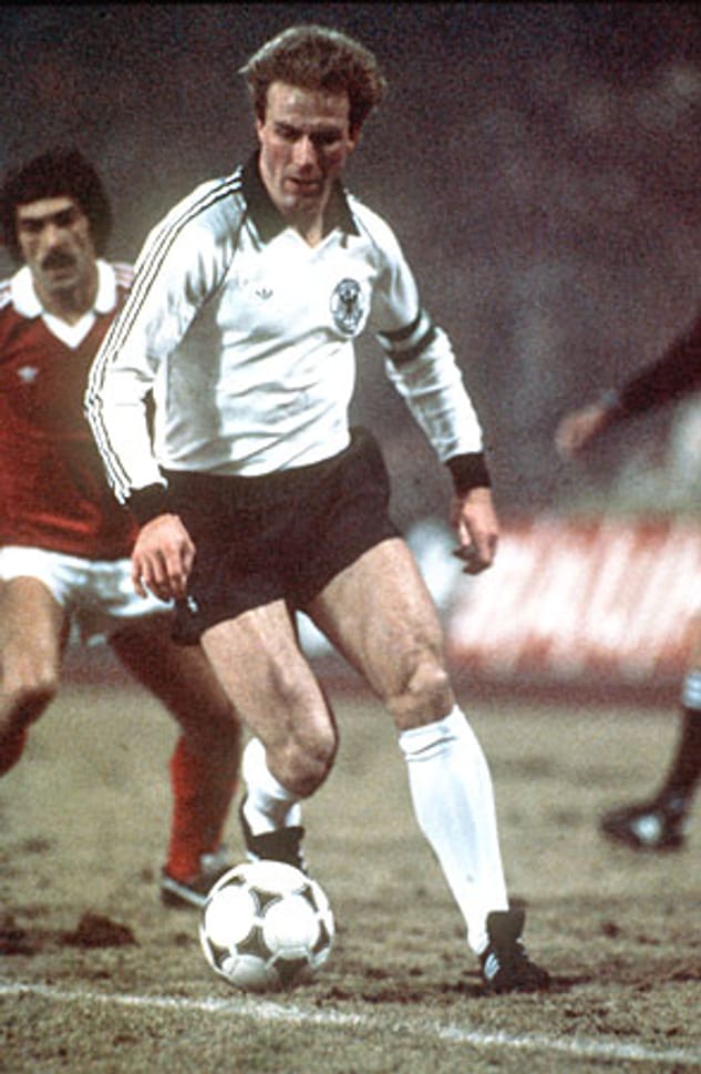Karl-Heinz Rummenigge: Karl-Heinz Rummenigge machte als Kapitän 51 Spiele von 1980 bis 1986. Die WM 86 beendete er als Vizeweltmeister, doch danach war für ihn Schluss - sein Körper war den Ansprüchen in der Nationalelf nicht mehr gewachsen. Er gab das Amt per Zeitungskolumne ab.