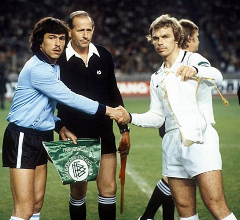 Nach dem WM-Desaster 1978 rückte Bernard Dietz (re.) in der Hierarchie auf. "Enatz" kam auf 19 Einsätze als Spielführer, ehe er mit dem damaligen Bundestrainer Jupp Derwall aneinander geriet. Der Duisburger vermisste bei seinem Coach den nötigen Rückhalt. Sein Amt war er 1981 nach drei Jahren wieder los.