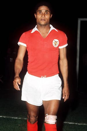 Eusebio: Der Portugiese gehört zu den besten Spielern aller Zeiten. 1965 wurde Eusebio zu Europas Fußballer des Jahres gewählt. Ein Jahr später sicherte sich der in Mosambik geborene Offensivspieler mit neun Toren die Torschützenkrone bei der WM in England. Mit Dribblings, spektakulären Schüssen und enormer Schnelligkeit führte er Portugal auf einen hervorragenden dritten Platz. Den Pokal durfte er jedoch nie in den Händen halten.