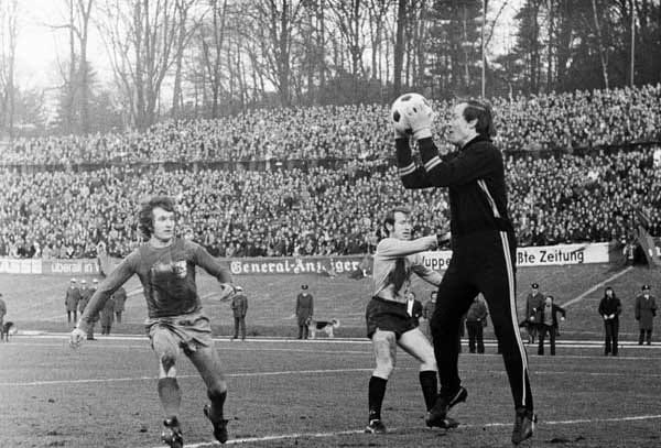 Imposant die Kulisse mitsamt der alten Radrennbahn im Stadion am Zoo. Das war 1972, als Klublegende Günter Pröpper (l.) noch für den Wuppertaler SV auflief. Und heute? Der Verein, der von 1972 bis 1980 durchgehend erst- oder zweitklassig war, ist seit 2010 in der Regionalliga beheimatet.