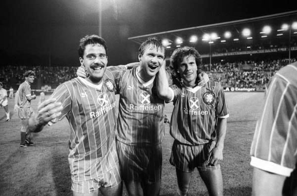1985 feierten Dirk Bakalorz (li.) und Kollegen noch Siege in der 2. Liga. Insgesamt war Hessen Kassel acht Saisons dabei. Aktuell sah es lange Zeit wenigstens nach der Rückkehr in die dritthöchste Spielklasse aus, doch nach einer miserablen Rückrunde blieb nur Rang drei.