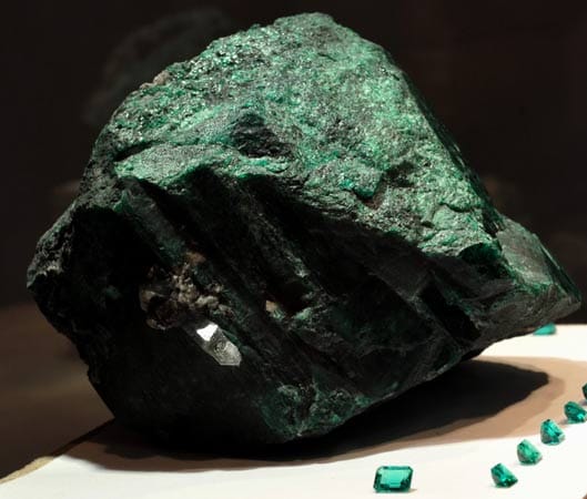 2,27 Kilo schwer, 11.000 Karat: Der größte Smaragd der Welt wurde vor zwölf Jahren in einer kolumbianischen Mine gefunden. 2,27 Kilo schwer, 11.000 Karat: Der größte Smaragd der Welt wurde vor zwölf Jahren in einer kolumbianischen Mine gefunden.