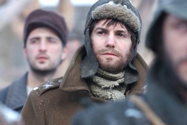 Als Offizier in der polnischen Kavallerie kämpfte Janusz (Jim Sturgess) gegen die Nazis. Als die Rote Armee Polen überfiel, geriet er in Gefangenschaft und wurde durch das unter Folter erzwungene Geständnis seiner Frau nach Sibirien deportiert.