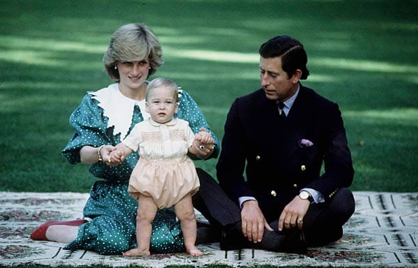 Stolz präsentieren Diana und Charles ihren kleinen Sohn William. Mittlerweile ist der kleine Wonnenproppen 29 Jahre alt und selbst verheiratet.