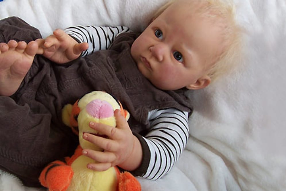 Der Schein trügt: Das künstliche Baby aus Plastik sieht einem echten Kind zum verwechseln ähnlich.
