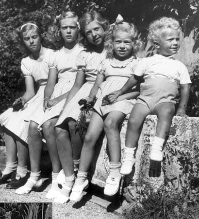 Aber auch ihr Vater Carl Gustaf war einmal ein kleiner Junge. Hier sieht man den heutigen schwedischen König als Hahn im Korb. Er ist das jüngste von fünf Kindern und hat vier ältere Schwestern.