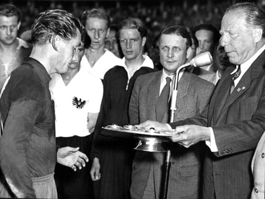 Peco Bauwens (re.) war von 1950 bis 1962 erster Präsident des DFB. Dem Frauenfußball gab er keine Chance. "Fußball ist kein Frauensport. Wir werden uns mit dieser Angelegenheit nie ernsthaft beschäftigen", sagte er während seiner Amtszeit.