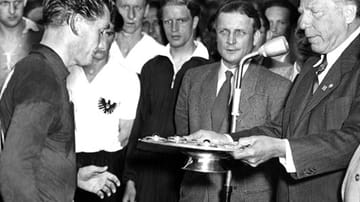 Peco Bauwens (re.) war von 1950 bis 1962 erster Präsident des DFB. Dem Frauenfußball gab er keine Chance. "Fußball ist kein Frauensport. Wir werden uns mit dieser Angelegenheit nie ernsthaft beschäftigen", sagte er während seiner Amtszeit.