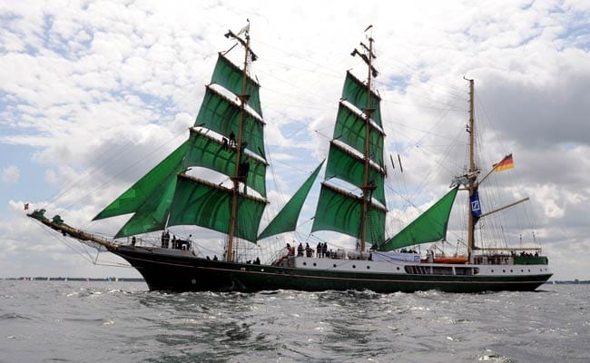 Groß, alt und flott auf See: Das berühmte Segelschiff Alexander von Humboldt führt bis 2011 die Auslaufparade der Windjammer an.