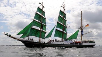 Groß, alt und flott auf See: Das berühmte Segelschiff Alexander von Humboldt führt bis 2011 die Auslaufparade der Windjammer an.