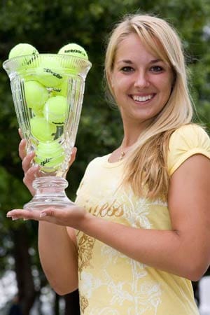 Doch damit nicht genug: Im Finale bezwingt sie Wozniacki und sichert sich ihren ersten Sieg auf der WTA-Tour.