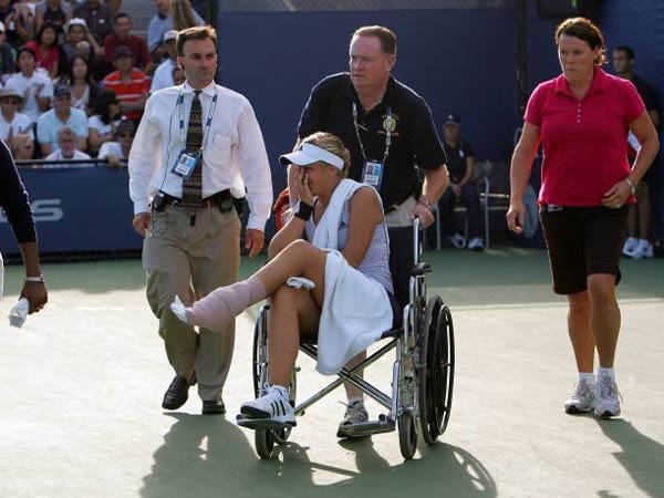 Das erste Drama in der Karriere Lisickis folgt in New York: In Runde zwei vergibt sie erst zwei Matchbälle, bevor sie umknickt und im Rollstuhl vom Platz gebracht werden muss.