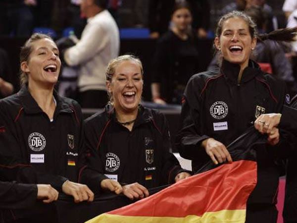 Am Ende feiern die Damen ausgelassen: Ihnen gelingt durch ein 5:0 über die USA der Aufstieg in die Weltgruppe.